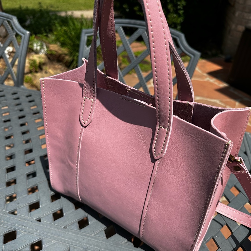 Adorable pink Portland, leather goods, Crossbody tote. Great for any season. - Picture 2 of 11